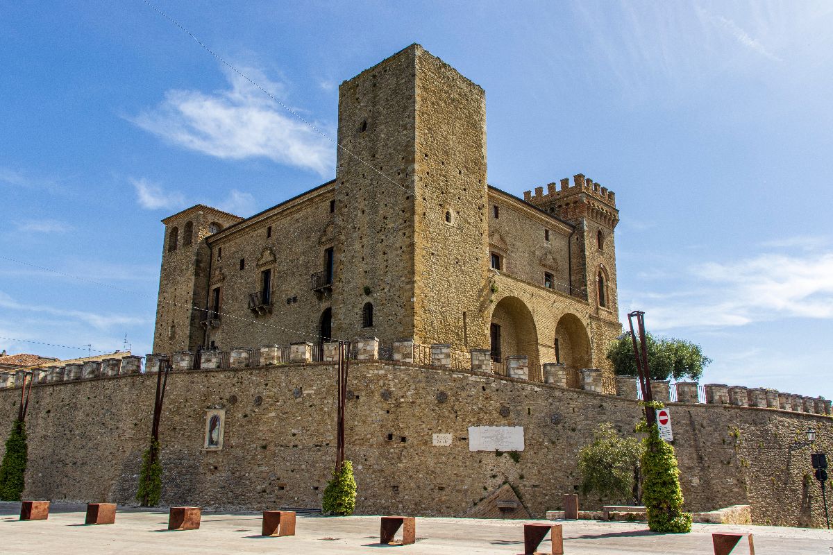 Abruzzo, alla scoperta del borgo che 80 anni fa è stato capitale d'Italia per una notte