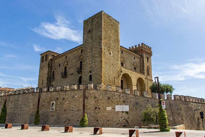Abruzzo, alla scoperta del borgo che 80 anni fa è stato capitale d'Italia per una notte