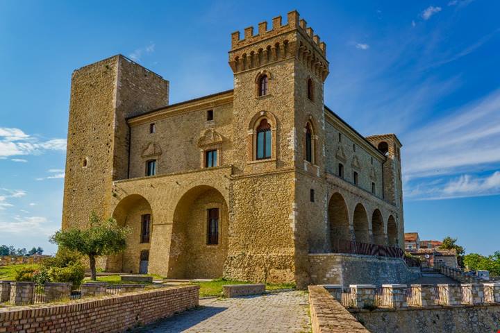 Abruzzo, alla scoperta del borgo che 80 anni fa è stato capitale d'Italia per una notte