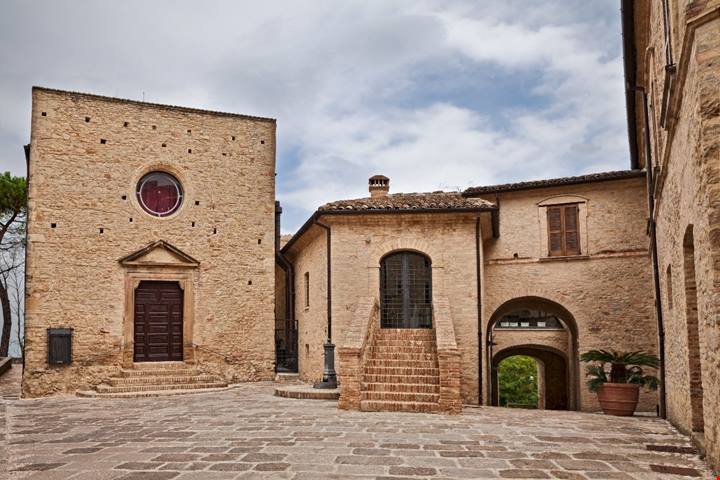 Abruzzo, alla scoperta del borgo che 80 anni fa è stato capitale d'Italia per una notte
