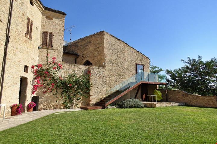 Abruzzo, alla scoperta del borgo che 80 anni fa è stato capitale d'Italia per una notte