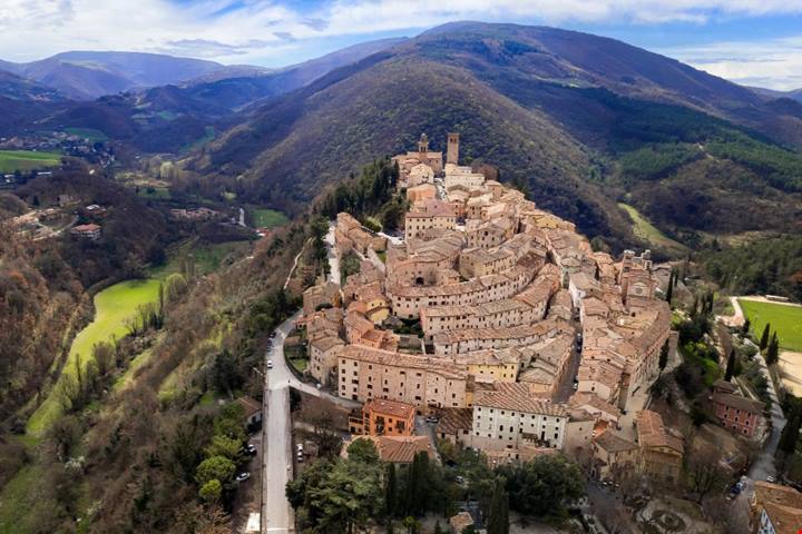 Umbria, il paese-labirinto dove tra i palazzi d'ocra si respira il buon profumo della cucina di una volta