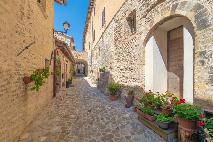 Umbria, il paese-labirinto dove tra i palazzi d'ocra si respira il buon profumo della cucina di una volta