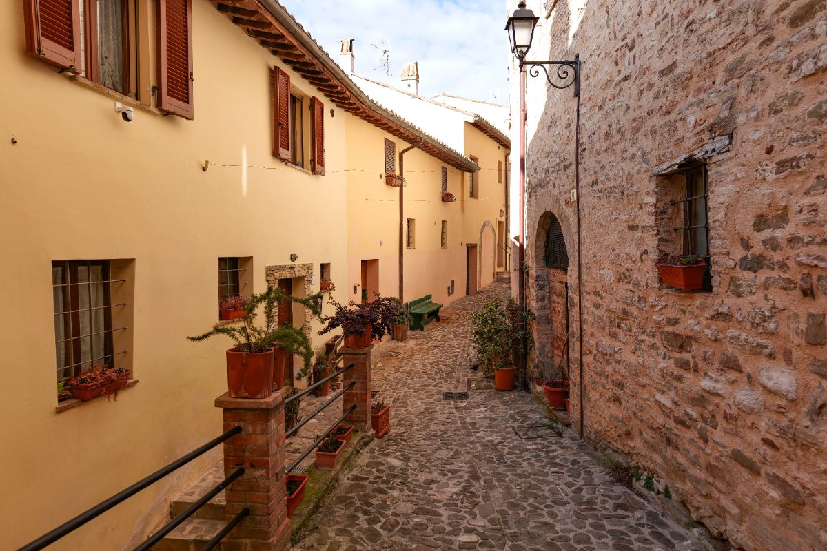 Umbria, il paese-labirinto dove tra i palazzi d'ocra si respira il buon profumo della cucina di una volta