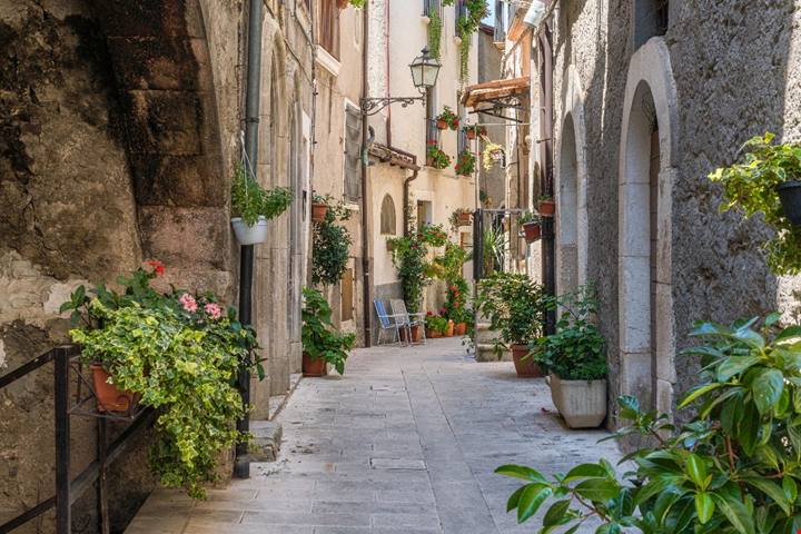 La storia del borgo d'Abruzzo che ha dato i natali alla cantante pop più amata di sempre
