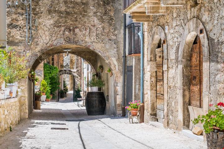 La storia del borgo d'Abruzzo che ha dato i natali alla cantante pop più amata di sempre