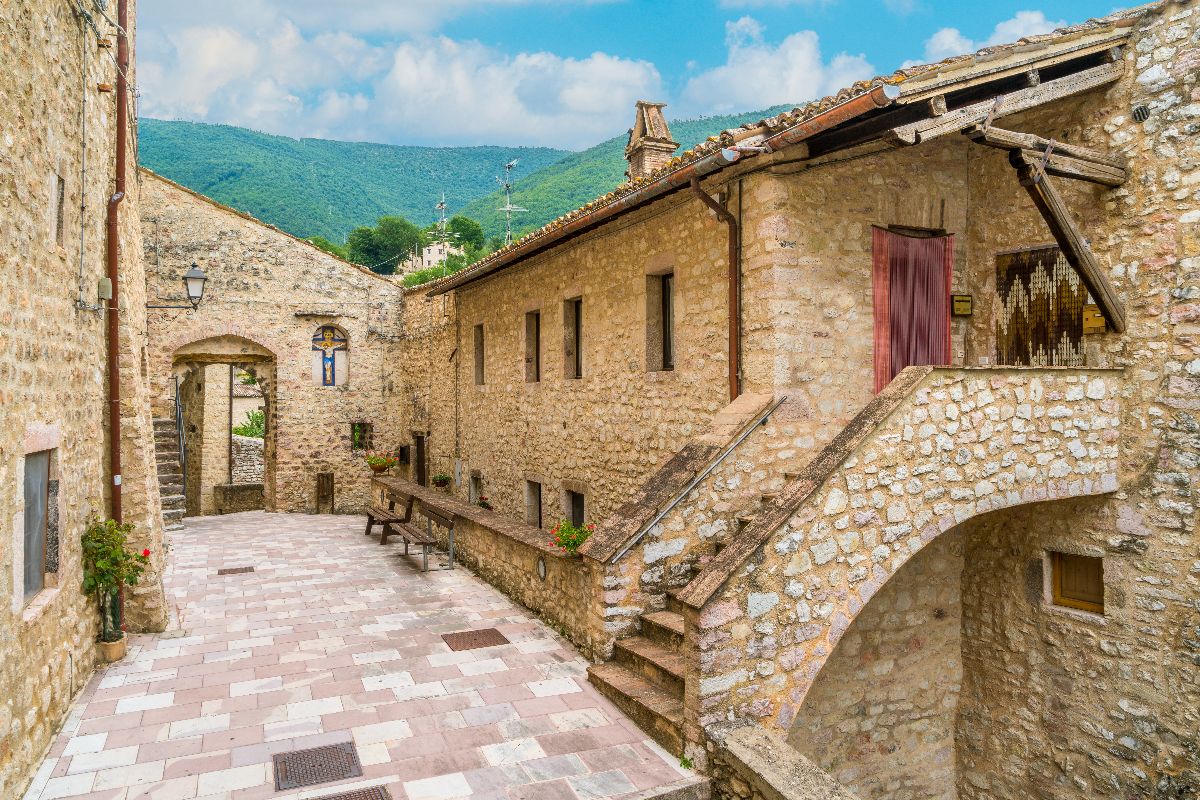 Il battito del Medioevo rivive in Umbria: qui puoi fuggire dal caos della città e goderti una domenica di pace