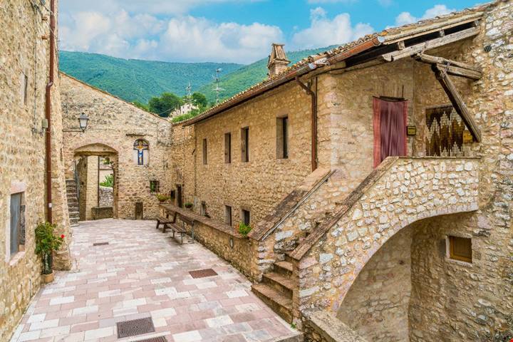 Il battito del Medioevo rivive in Umbria: qui puoi fuggire dal caos della città e goderti una domenica di pace