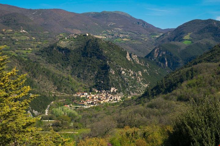 Il battito del Medioevo rivive in Umbria: qui puoi fuggire dal caos della città e goderti una domenica di pace