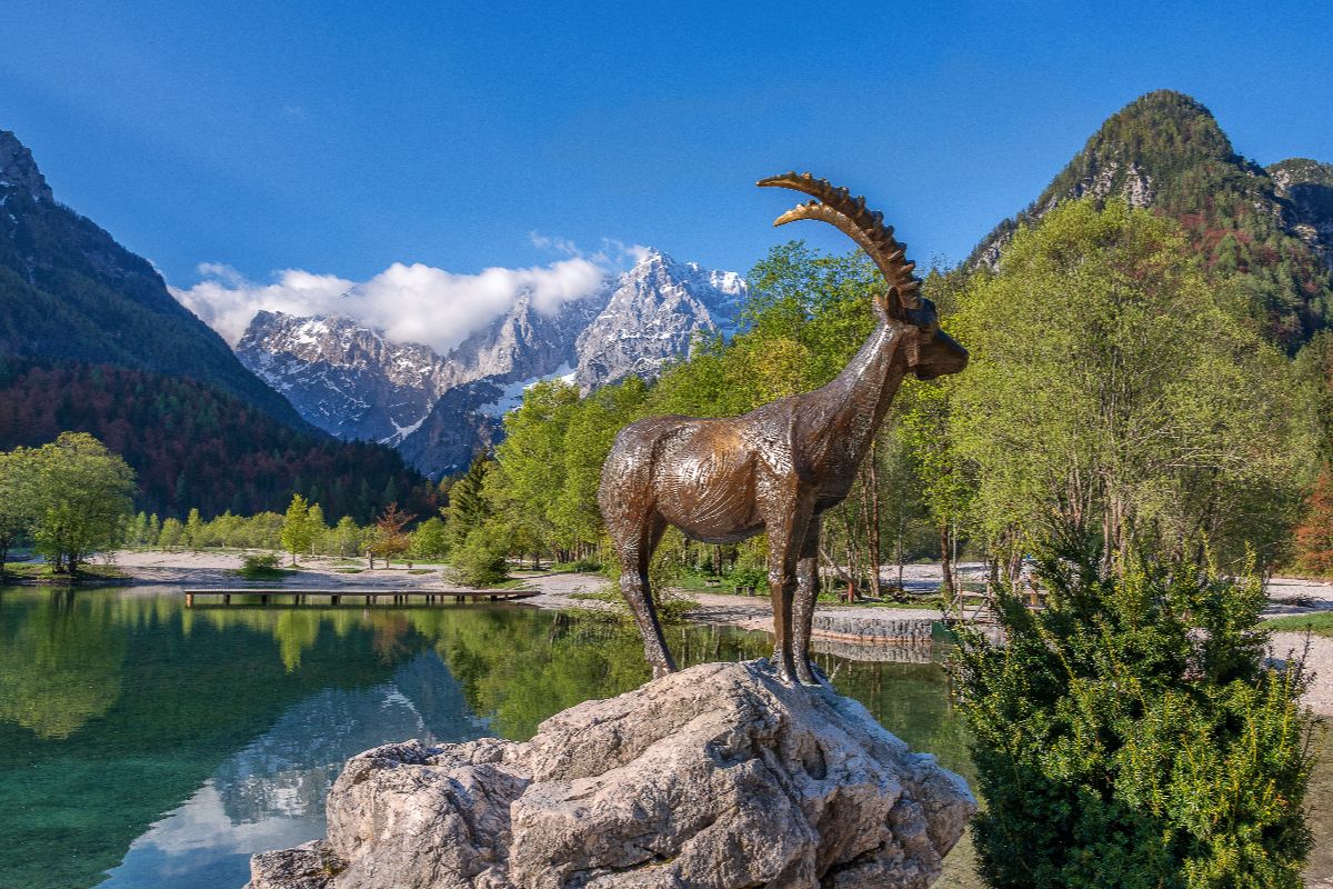 Ci si arriva in mezz'ora dall'Italia, ma questa capitale della neve è il posto giusto per una fuga anche d'estate