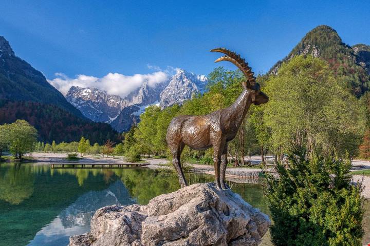 Ci si arriva in mezz'ora dall'Italia, ma questa capitale della neve è il posto giusto per una fuga anche d'estate