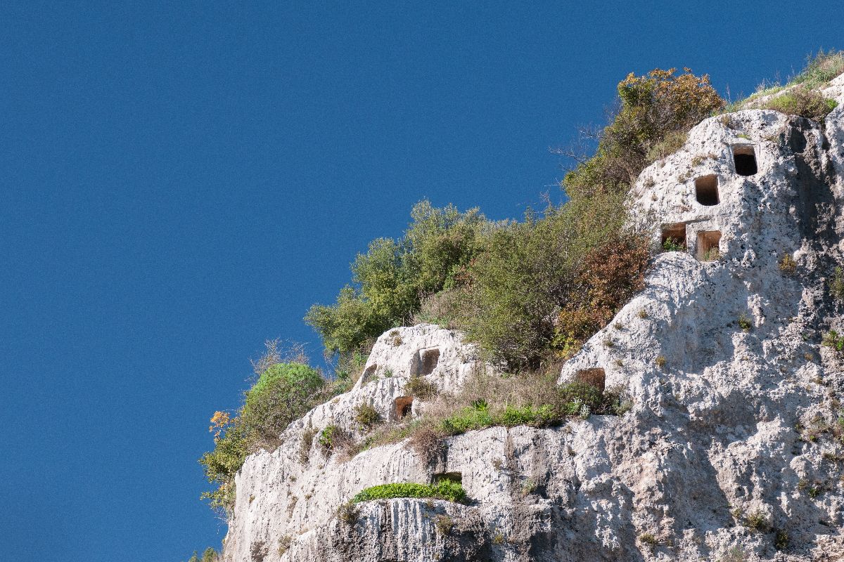 Da 5000 anni è il canyon delle grotte scavate nella roccia, ma solo in pochi conoscono questa necropoli 