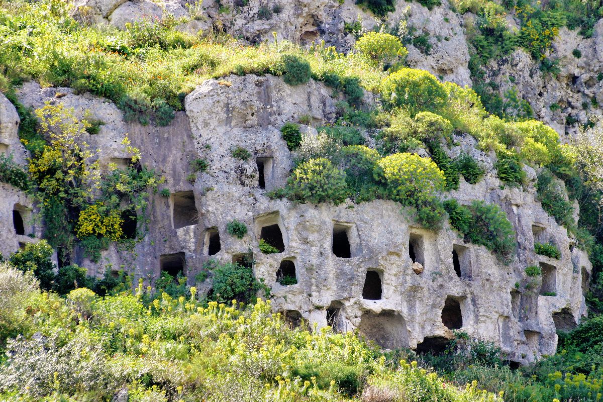 Da 5000 anni è il canyon delle grotte scavate nella roccia, ma solo in pochi conoscono questa necropoli 