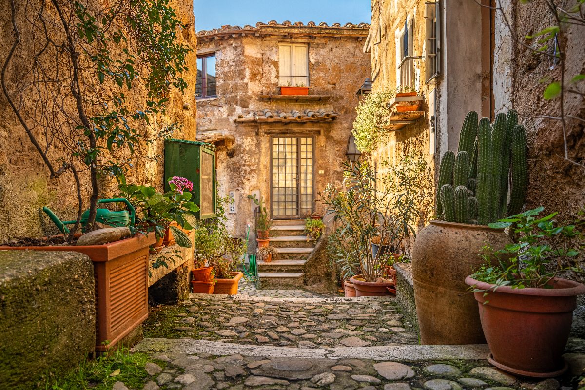 La capitale italiana del restauro è un borgo di pochi abitanti immerso tra le colline a un'ora dalla città