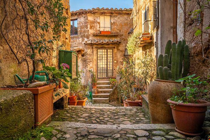 La capitale italiana del restauro è un borgo di pochi abitanti immerso tra le colline a un'ora dalla città