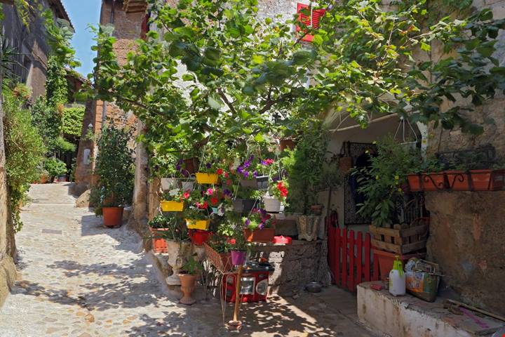 La capitale italiana del restauro è un borgo di pochi abitanti immerso tra le colline a un'ora dalla città