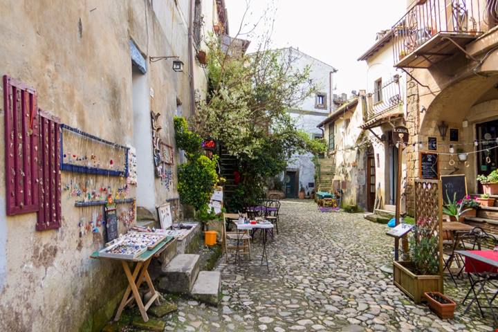 La capitale italiana del restauro è un borgo di pochi abitanti immerso tra le colline a un'ora dalla città