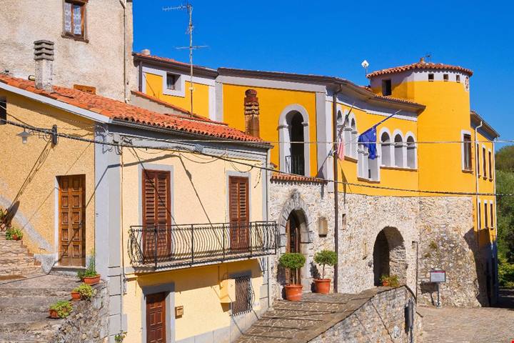 Più di 400 murales e appena 2000 abitanti: è la capitale italiana degli artisti, tutti vengono a lasciarci un segno