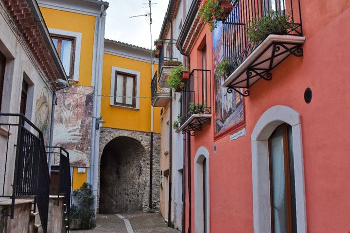 Più di 400 murales e appena 2000 abitanti: è la capitale italiana degli artisti, tutti vengono a lasciarci un segno