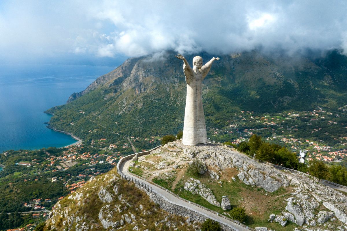 È la piccola Rio de Janeiro della Basilicata: il suo Cristo Redentore guarda il mare dall'alto (ed è amatissimo dai turisti)