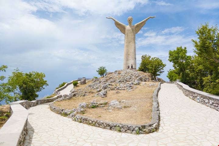 È la piccola Rio de Janeiro della Basilicata: il suo Cristo Redentore guarda il mare dall'alto (ed è amatissimo dai turisti)