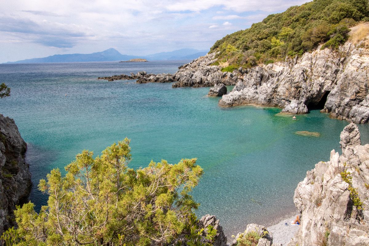 È la piccola Rio de Janeiro della Basilicata: il suo Cristo Redentore guarda il mare dall'alto (ed è amatissimo dai turisti)