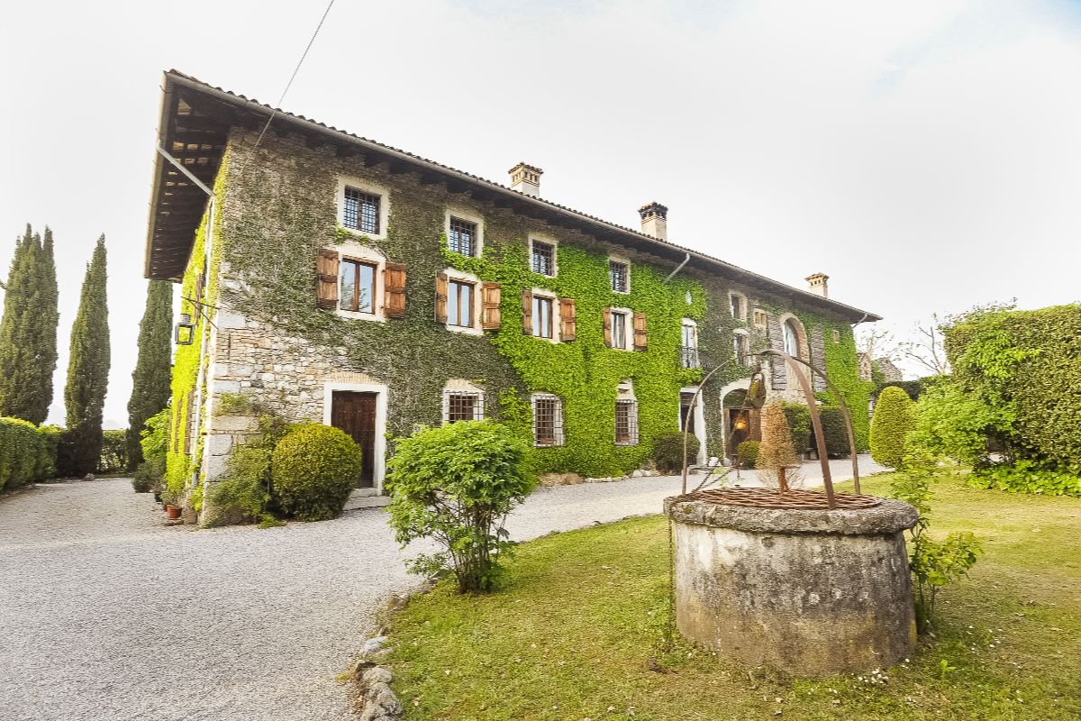 Il borgo delle cicogne e del formaggio tipico: in Friuli Venezia Giulia c'è un luogo magico sospeso nel tempo