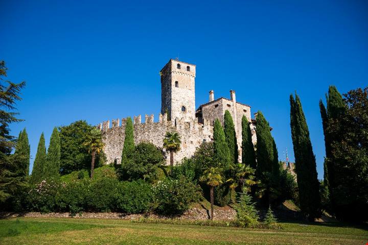 Il borgo delle cicogne e del formaggio tipico: in Friuli Venezia Giulia c'è un luogo magico sospeso nel tempo