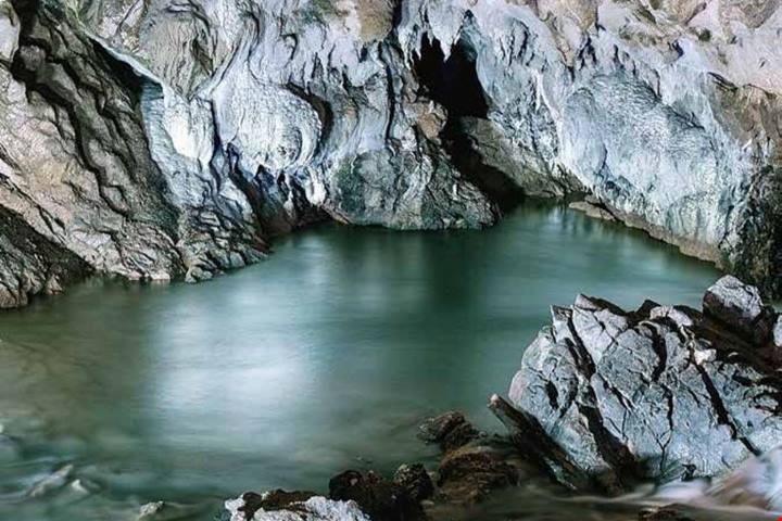 In Campania ci sono le uniche grotte in Italia dove puoi navigare un fiume sotterraneo: è un viaggio magico nel cuore della terra