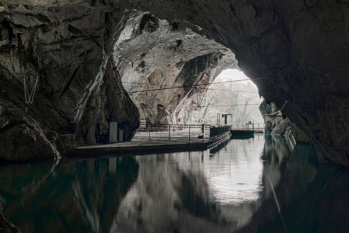 In Campania ci sono le uniche grotte in Italia dove puoi navigare un fiume sotterraneo: è un viaggio magico nel cuore della terra