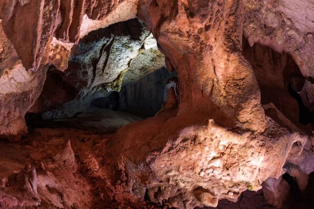 In Campania ci sono le uniche grotte in Italia dove puoi navigare un fiume sotterraneo: è un viaggio magico nel cuore della terra
