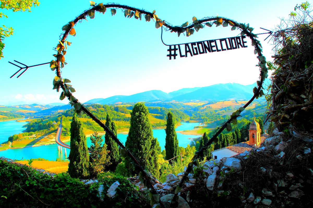Il balcone delle Marche è il borgo da record che nel 2026 è diventato una delle 10 Mete luminose del Bel Paese