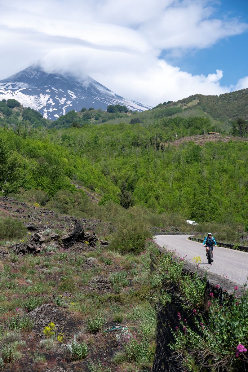 Pedalare tra lava, neve, boschi e vigneti: itinerario magmatico per gli amanti della natura 