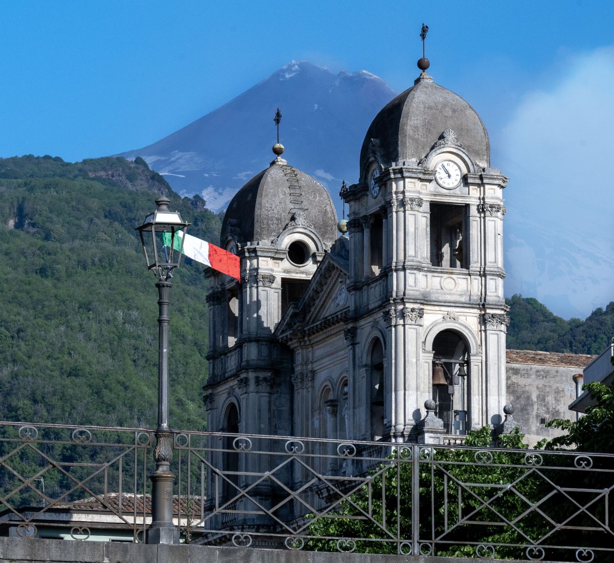 Pedalare tra lava, neve, boschi e vigneti: itinerario magmatico per gli amanti della natura 