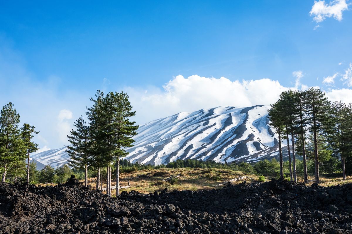 Pedalare tra lava, neve, boschi e vigneti: itinerario magmatico per gli amanti della natura 