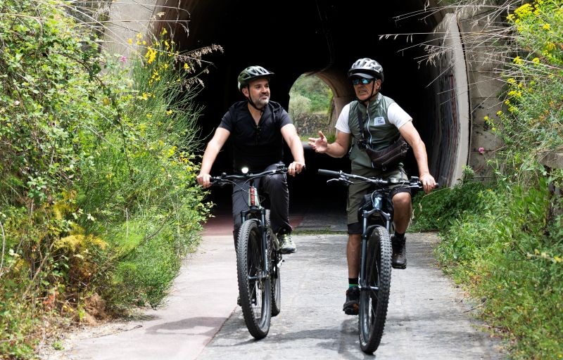 Pedalare tra lava, neve, boschi e vigneti: itinerario magmatico per gli amanti della natura 