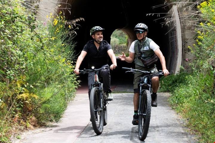 Pedalare tra lava, neve, boschi e vigneti: itinerario magmatico per gli amanti della natura