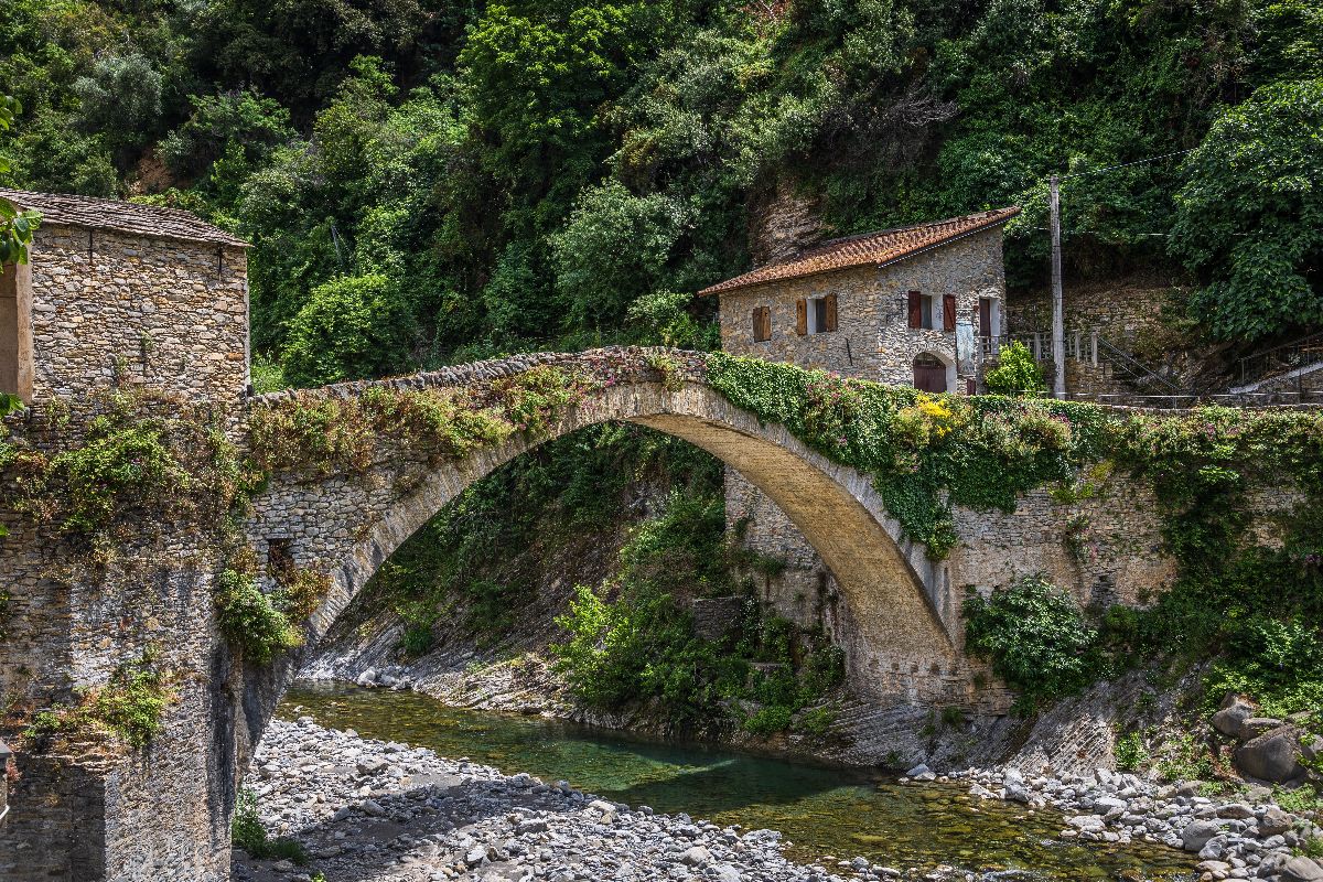 Il castello delle streghe e il borgo dell'esoterismo: in Liguria c'è un borgo incantato tra le montagne dell'imperiese