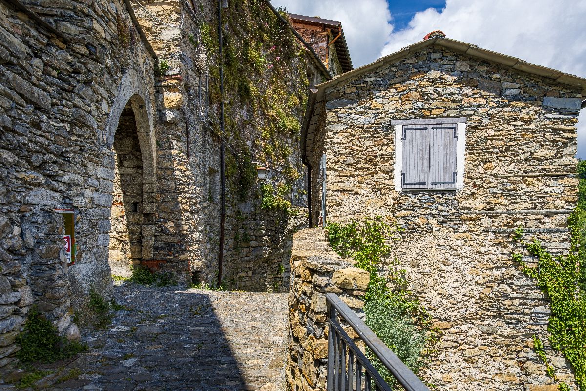 Il castello delle streghe e il borgo dell'esoterismo: in Liguria c'è un borgo incantato tra le montagne dell'imperiese