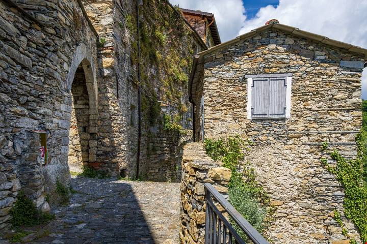 Il castello delle streghe e il borgo dell'esoterismo: in Liguria c'è un borgo incantato tra le montagne dell'imperiese