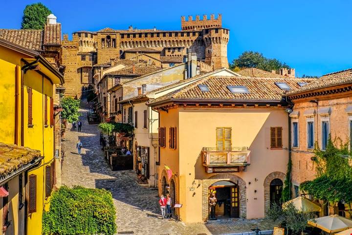 La leggenda di Paolo e Francesca rivive tra le sue mura: nelle Marche il paese protagonista della Divina Commedia
