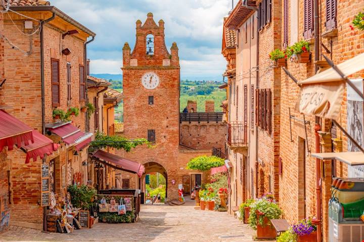 La leggenda di Paolo e Francesca rivive tra le sue mura: nelle Marche il paese protagonista della Divina Commedia