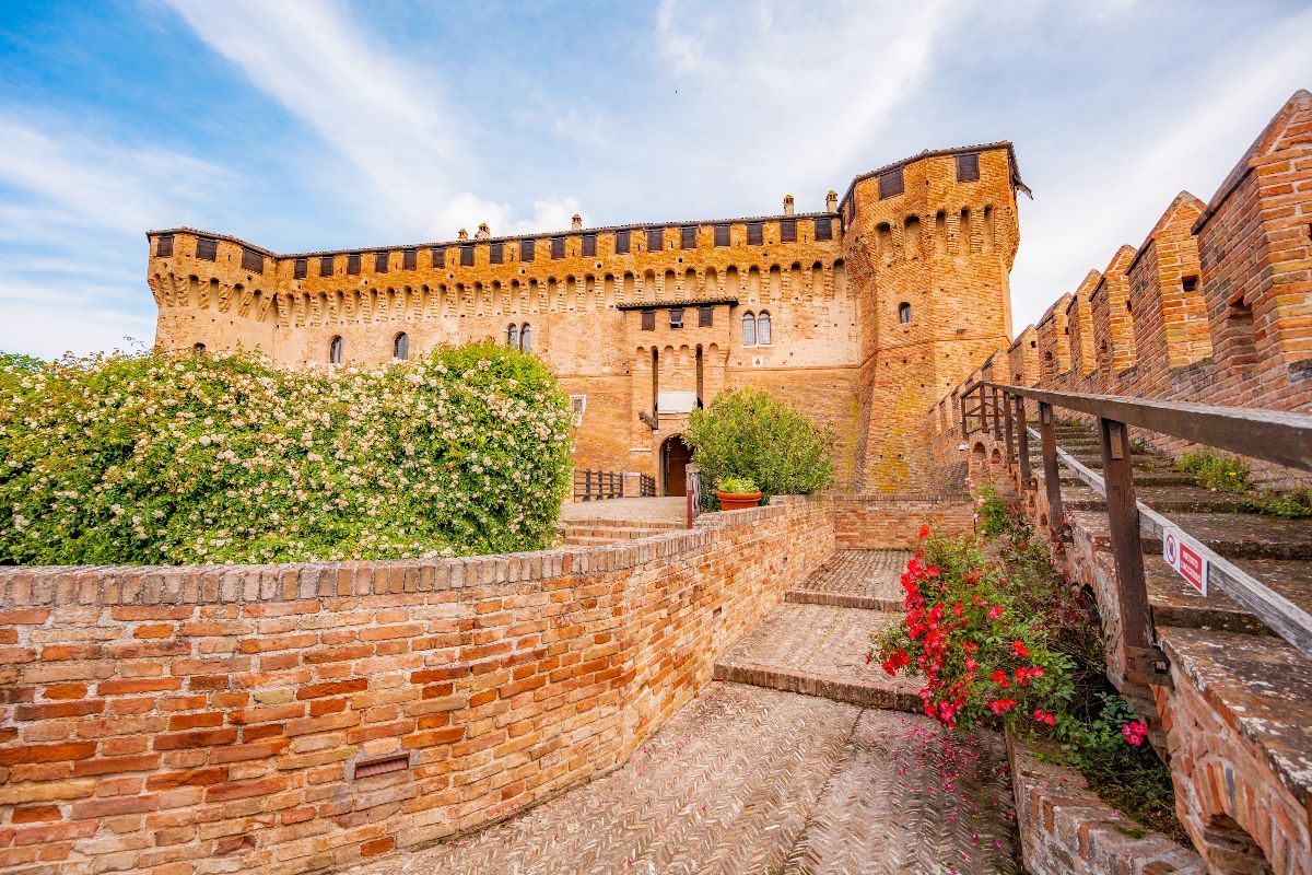 La leggenda di Paolo e Francesca rivive tra le sue mura: nelle Marche il paese protagonista della Divina Commedia