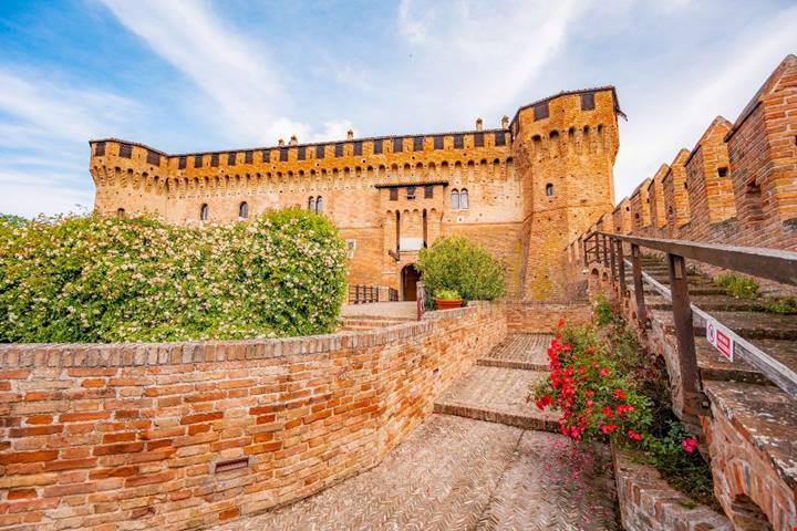 La leggenda di Paolo e Francesca rivive tra le sue mura: nelle Marche il paese protagonista della Divina Commedia