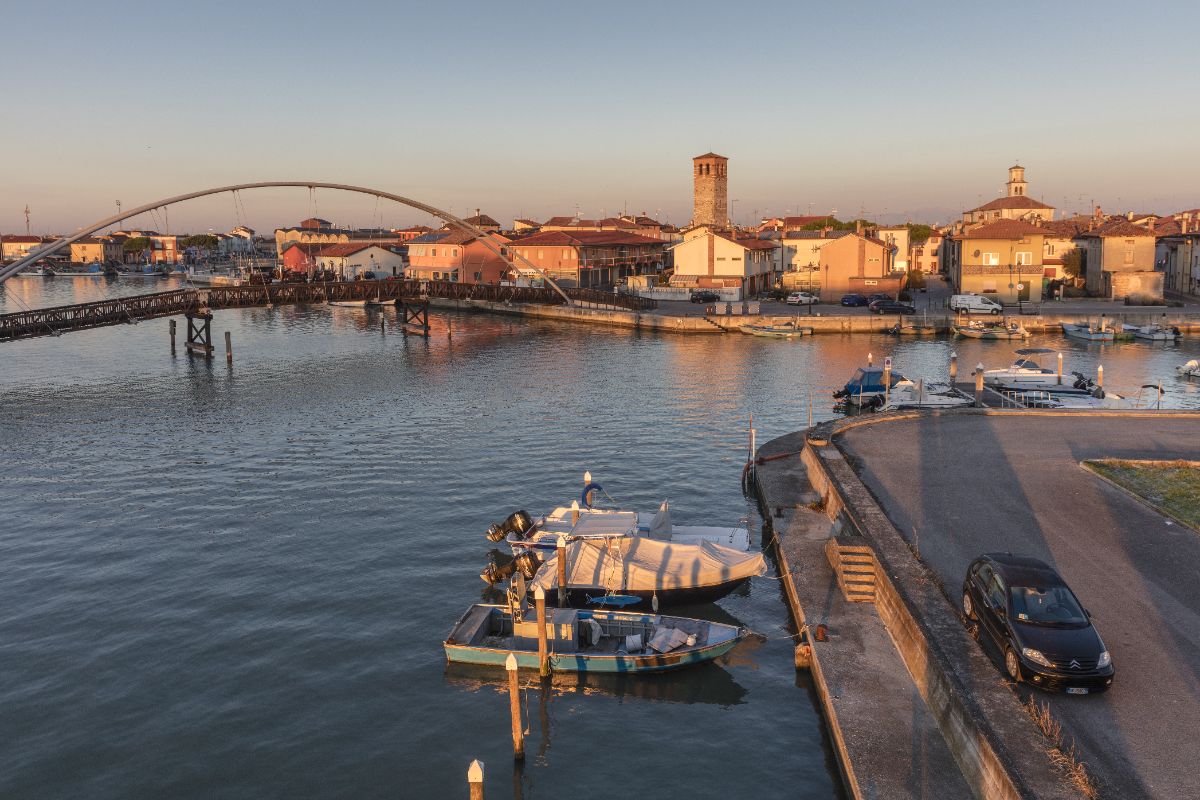 Venezia in miniatura ma senza folla: il borgo friulano sospeso tra mare e storia che ti incanterà a giugno