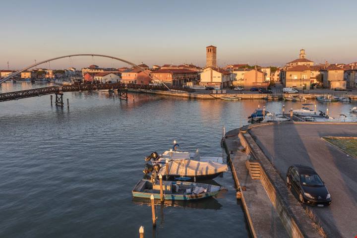 Venezia in miniatura ma senza folla: il borgo friulano sospeso tra mare e storia che ti incanterà a giugno