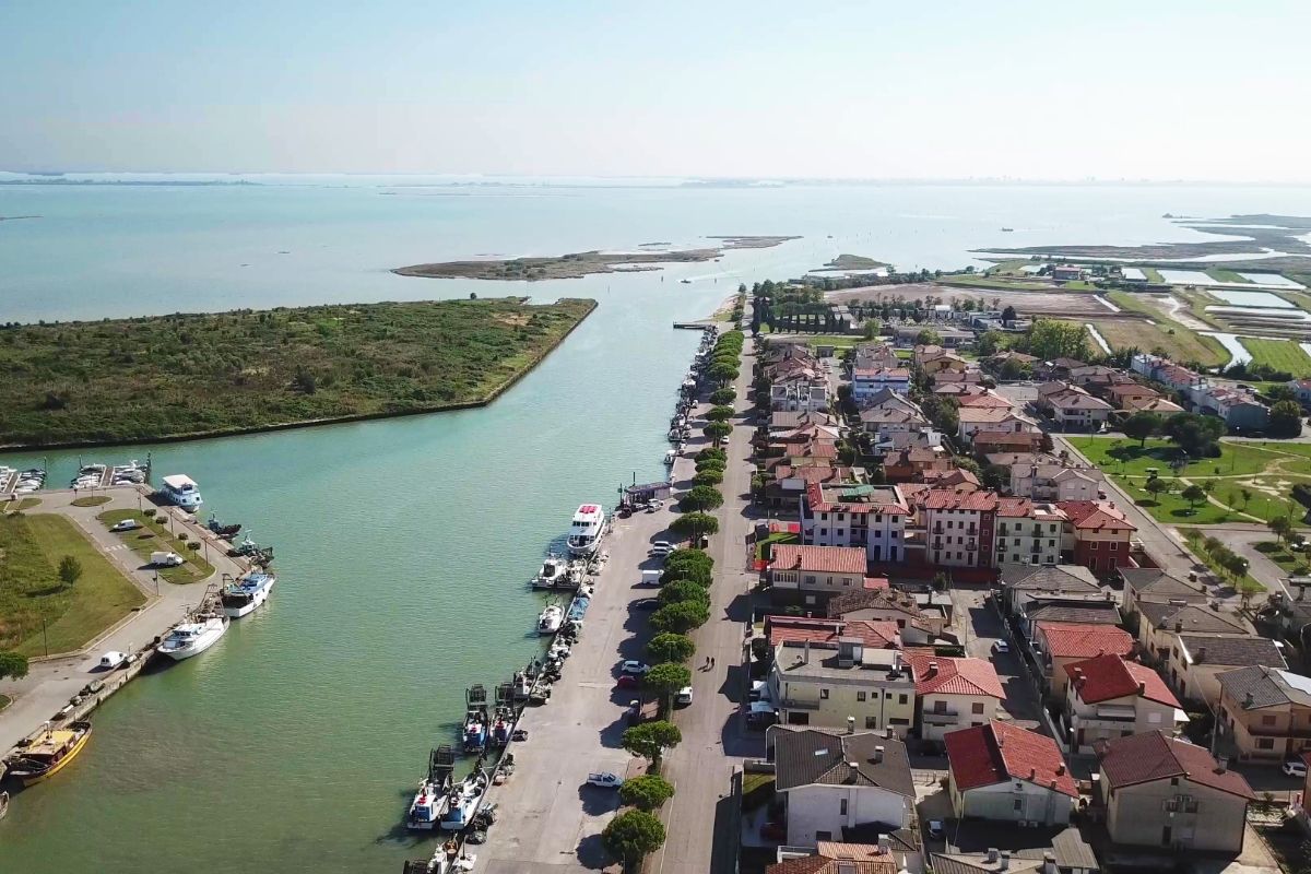 Venezia in miniatura ma senza folla: il borgo friulano sospeso tra mare e storia che ti incanterà a giugno