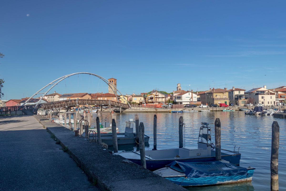 Venezia in miniatura ma senza folla: il borgo friulano sospeso tra mare e storia che ti incanterà a giugno