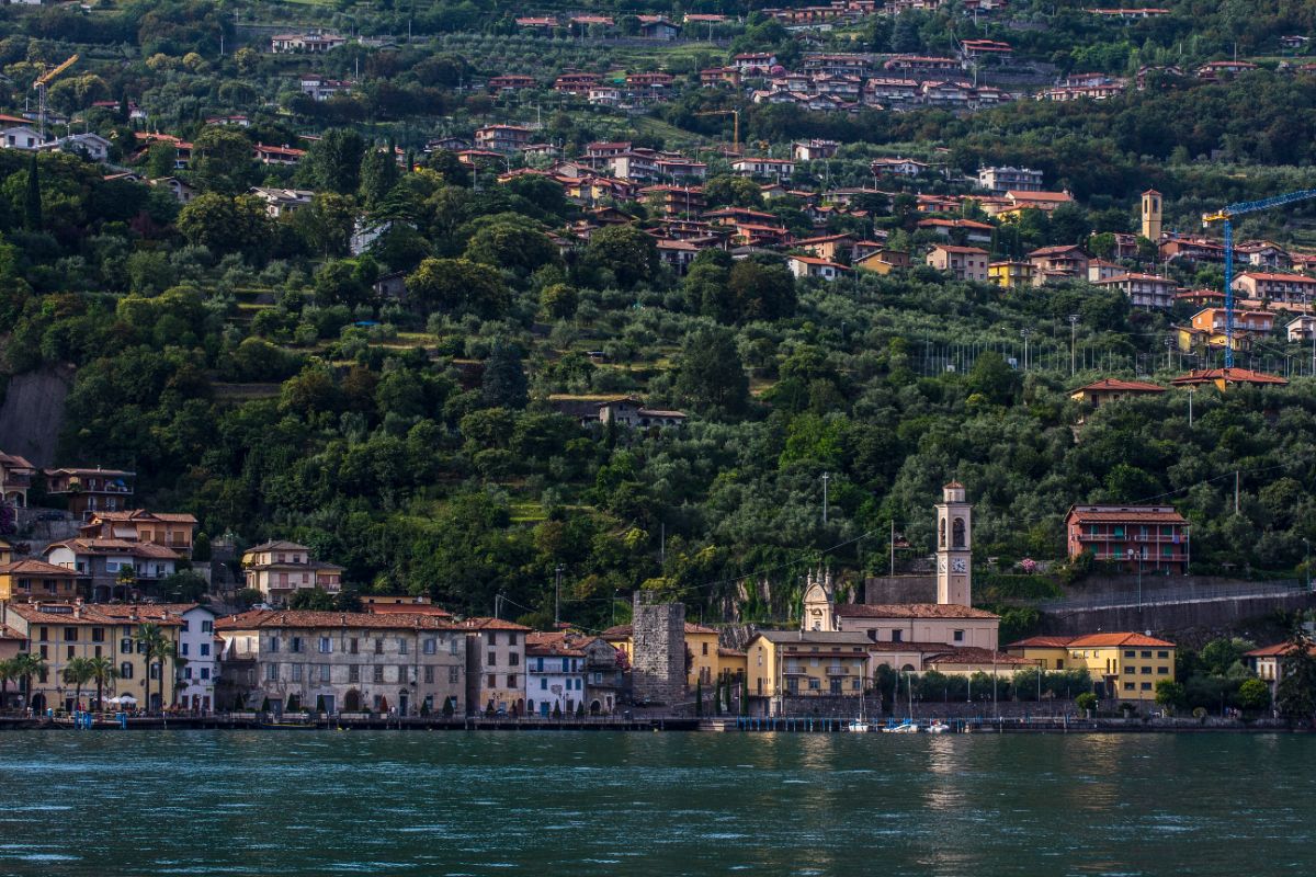 Il borgo delle due anime tra lago e montagna: in Lombardia arriva Borgo diVino nella perla del relax che ha conquistato il mondo