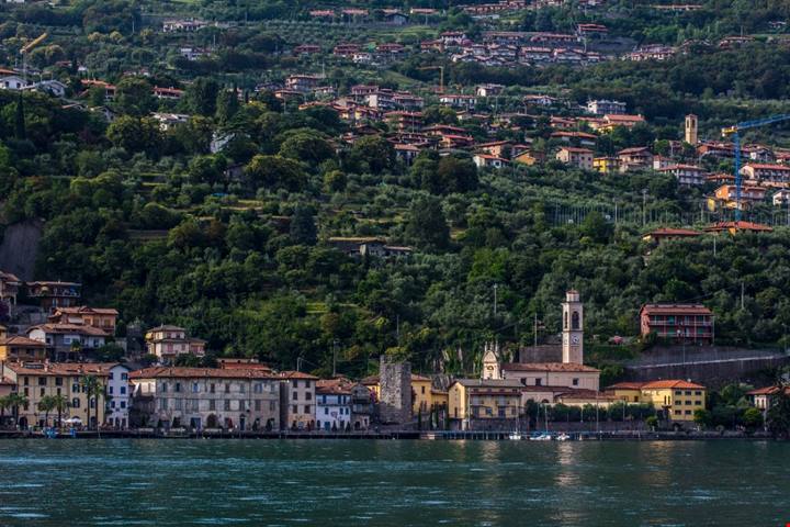Il borgo delle due anime tra lago e montagna: in Lombardia arriva Borgo diVino nella perla del relax che ha conquistato il mondo